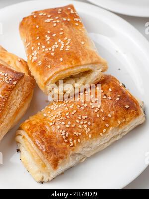 Borek (anche Burek) un bagno turco di pasta con ripieno di formaggio o di patate o fungo Foto Stock