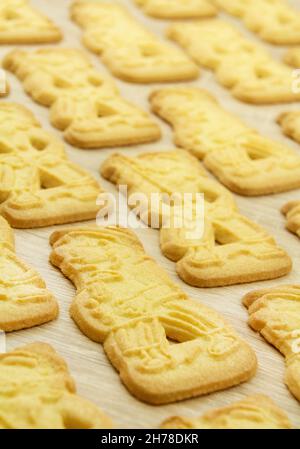 Biscotti Speculoos di Natale su sfondo di legno Foto Stock