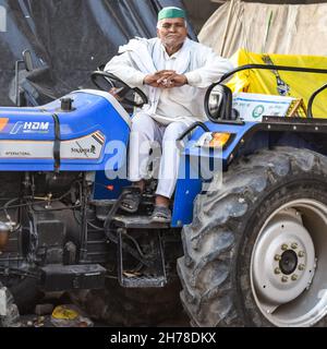 Gazipur, Delhi, India – Dicembre 25 2020 : gli agricoltori indiani sikh e indù del Punjab, Utttar Pradesh e Uttarakhand protestano al confine con Delhi-UP Foto Stock