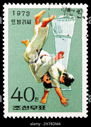 MOSCA, RUSSIA - 25 OTTOBRE 2021: Francobollo stampato in Corea mostra Judo, serie Sport, circa 1974 Foto Stock