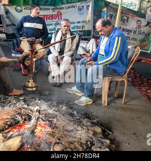 Gazipur, Delhi, India – Dicembre 25 2020 : gli agricoltori indiani sikh e indù del Punjab, Utttar Pradesh e Uttarakhand protestano al confine con Delhi-UP Foto Stock