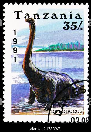 MOSCA, RUSSIA - 25 OTTOBRE 2021: Francobollo stampato in Tanzania mostra Diplodocus, serie di animali preistorici, circa 1991 Foto Stock