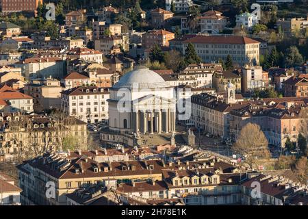 Veduta aerea dalla Mole Antonelliana con la chiesa della Gran Madre di Dio a Torino (Torino) Piemonte (Piemonte) - Italia - Europa. Foto Stock