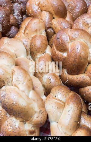 Challah. La tradizione ebraica (bianco dolce) pane mangiato di sabato e festival Foto Stock