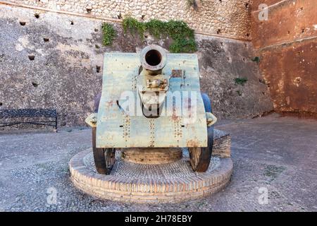 Antico cannone per la difesa delle fortezze nelle mura esterne del Castello di Niebla, a Huelva, Andalusia, Spagna Foto Stock