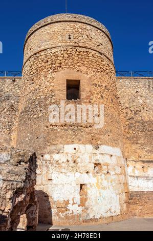 Torre rotonda o torretta in mura difensive del castello di Niebla, a Huelva, Andalucia, Spagna Foto Stock