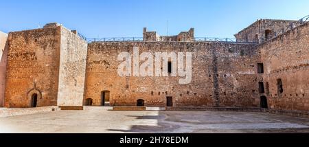 Niebla, Spagna - 18 novembre 2021: Al coperto del castello Niebla, a Huelva, Andalusia, Spagna Foto Stock