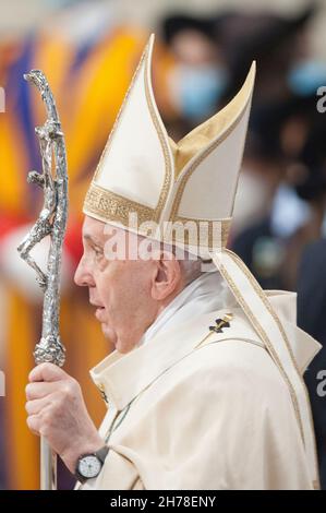 Vaticano. 21 Nov 2021. Italia, Roma, Vaticano, 2021/11/21.Papa Francesco celebra la Santa Messa nella solennità di nostro Signore Gesù Cristo Re dell'Universo XXXVI Giornata Mondiale della Gioventù nella Basilica Vaticana . Foto di Alessia Giuliani/Stampa Cattolica Foto. LIMITATO ALL'USO EDITORIALE - NO MARKETING - NO CAMPAGNE PUBBLICITARIE. Credit: Independent Photo Agency/Alamy Live News Foto Stock