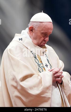 Vaticano. 21 Nov 2021. Italia, Roma, Vaticano, 2021/11/21.Papa Francesco celebra la Santa Messa nella solennità di nostro Signore Gesù Cristo Re dell'Universo XXXVI Giornata Mondiale della Gioventù nella Basilica Vaticana . Foto di Alessia Giuliani/Stampa Cattolica Foto. LIMITATO ALL'USO EDITORIALE - NO MARKETING - NO CAMPAGNE PUBBLICITARIE. Credit: Independent Photo Agency/Alamy Live News Foto Stock