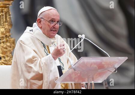 Vaticano. 21 Nov 2021. Italia, Roma, Vaticano, 2021/11/21.Papa Francesco celebra la Santa Messa nella solennità di nostro Signore Gesù Cristo Re dell'Universo XXXVI Giornata Mondiale della Gioventù nella Basilica Vaticana . Foto di Alessia Giuliani/Stampa Cattolica Foto. LIMITATO ALL'USO EDITORIALE - NO MARKETING - NO CAMPAGNE PUBBLICITARIE. Credit: Independent Photo Agency/Alamy Live News Foto Stock