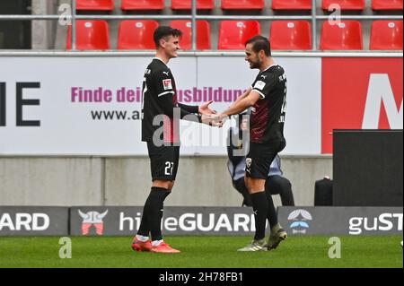 Ingolstadt, Germania. 21 Nov 2021. Calcio: 2. Bundesliga, FC Ingolstadt 04 - Karlsruher SC, Matchday 14, Audi Sportpark. Thomas Keller di Ingolstadt (l) festeggia con Michael Heinloth di Ingolstadt dopo aver prestato assistenza a Karlsruhes Chr. Il proprio obiettivo di Kobald per 1:0. Credit: Armin Weigel/dpa - NOTA IMPORTANTE: In conformità con le norme del DFL Deutsche Fußball Liga e/o del DFB Deutscher Fußball-Bund, è vietato utilizzare o utilizzare fotografie scattate nello stadio e/o del match sotto forma di immagini di sequenza e/o serie di foto video-simili./dpa/Alamy Live News Foto Stock