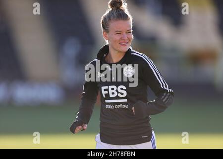 LEICESTER, GBR. 21 NOVEMBRE. Esmee De Graaf di Leicester City in vista del kickoff durante la partita Barclays fa Women's Super League tra Leicester City ed Everton al Pirelli Stadium di Burton upon Trent domenica 21 novembre 2021. (Credit: James Holyoak | MI News) Credit: MI News & Sport /Alamy Live News Foto Stock