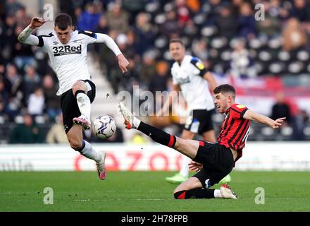 Il cavaliere Jason della contea di Derby è affrontato da Ryan Christie di Bournemouth (a destra) durante la partita del campionato Sky Bet al Pride Park Stadium di Derby. Data foto: Domenica 21 novembre 2021. Foto Stock