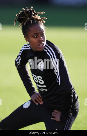 LEICESTER, GBR. 21 NOVEMBRE. Paige Bailey-Gayle di Leicester City in vista del kickoff durante la partita Barclays fa Women's Super League tra Leicester City ed Everton al Pirelli Stadium di Burton upon Trent domenica 21 novembre 2021. (Credit: James Holyoak | MI News) Credit: MI News & Sport /Alamy Live News Foto Stock