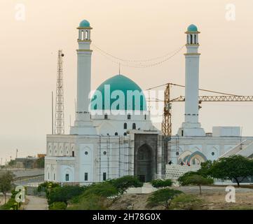 chabahar, iran 27 ottobre 2021, una moschea bianca con cima verde a chabahar, iran Foto Stock