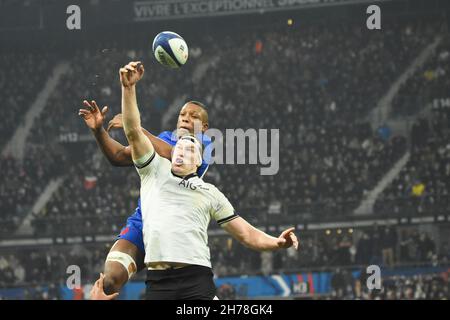 Cameron Woki (fra) e Brodie Retallick (NZ) tentano di prendere la palla durante l'autunno Nations Series 2021, gara di rugby Union tra Francia e Nuova Zelanda il 20 novembre 2021 a Stade de France a Saint-Denis, Francia - Foto: Yoann Cambefort/DPPI/LiveMedia Foto Stock