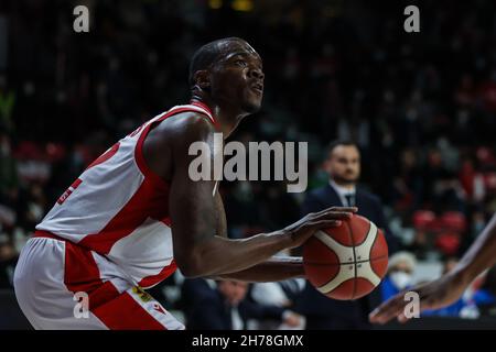 Jalen Jones #22 di Pallacanestro Varese OpenJobMetis in azione durante il basket italiano LBA Lega Basket Una gara di stagione regolare 2021/22 tra Op Foto Stock