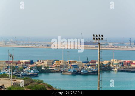 Chabahar, iran 27 ottobre 2021, vista panoramica dal porto internazionale di Shahid Beheshti in chabahar con navi da carico, iran Foto Stock