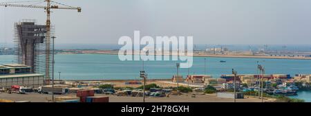 Chabahar, iran 27 ottobre 2021, vista panoramica dal porto internazionale di Shahid Beheshti in chabahar con navi da carico, iran Foto Stock