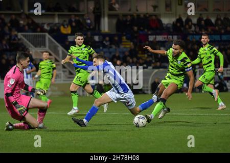 HARTLEPOOL, GBR. IL 20 NOVEMBRE il Joe Gray di Hartlepool United viene imbrattato nella scatola da Forest Green Rovers Dominic Bernard per una penalità durante la partita Sky Bet League 2 tra Hartlepool United e Forest Green Rovers a Victoria Park, Hartlepool sabato 20 novembre 2021. (Credit: Scott Llewellyn | MI News) Foto Stock