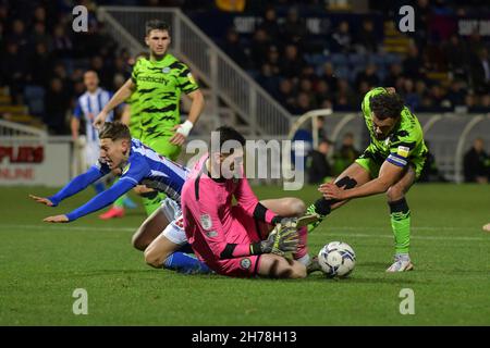HARTLEPOOL, GBR. IL 20 NOVEMBRE il Joe Gray di Hartlepool United viene imbrattato nella scatola da Forest Green Rovers Dominic Bernard per una penalità durante la partita Sky Bet League 2 tra Hartlepool United e Forest Green Rovers a Victoria Park, Hartlepool sabato 20 novembre 2021. (Credit: Scott Llewellyn | MI News) Foto Stock