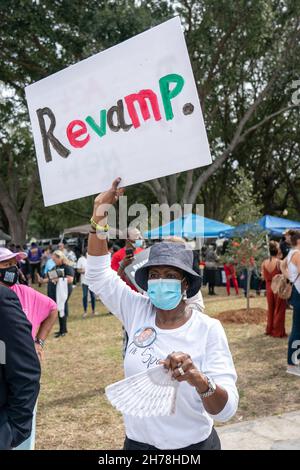 Un manifestante ha un segno che chiede la giustizia per Ahmaud Arbery come 500 pastori neri e sostenitori riuniti al di fuori del Glynn County Courthouse 18 novembre 2021 a Brunswick, Georgia. Il processo degli imputati Greg McMichael, Travis McMichael, e un vicino, William 'Roddie' Bryan continuò all'interno del tribunale. Foto Stock