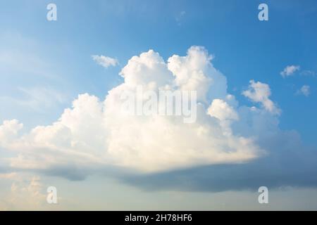 Una nube di cumulo solitario rinasce come temporale nel cielo estivo Foto Stock