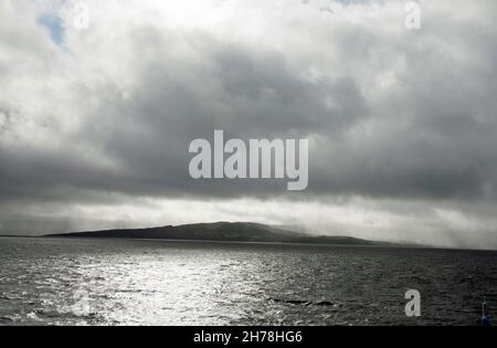 Nuvola passando sopra la Clauchland Hills Brodick Bay l'isola di Arran visto dal traghetto Caledonian Isles Arran North Ayrshire Scozia Foto Stock