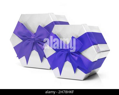 Scatole regalo in argento con arco in raso blu. Isolato su sfondo bianco. Ideale per Natale, compleanno o San Valentino. Foto Stock