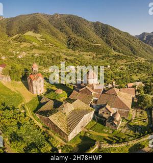 Punto di vista drone di un pittoresco complesso monastero di Haghpat nella regione di Lori in Armenia. E' inclusa nella Lista del Patrimonio Mondiale dell'Umanita' dell'UNESCO Foto Stock