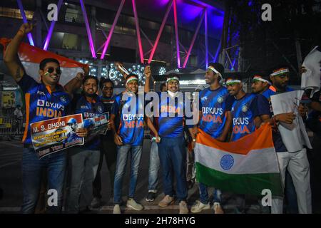 Kolkata, India. 21 Nov 2021. I tifosi indiani mostrano il loro sostegno sventolando bandiere durante il T20 International Match tra India e Nuova Zelanda all'Eden Gardens di Kolkata. (Foto di Sudipta Das/Pacific Press) Credit: Pacific Press Media Production Corp./Alamy Live News Foto Stock