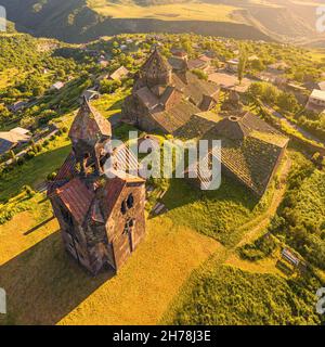 Vista aerea dall'alto della cappella e del campanile in piedi sul territorio del Monastero di Haghpat in Armenia. Concetto di visita turistica e pellegrinaggio Foto Stock