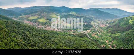 Vista aerea panoramica della famosa località termale di Dilijan in Armenia circondata da fitte foreste nelle montagne del Caucaso Foto Stock