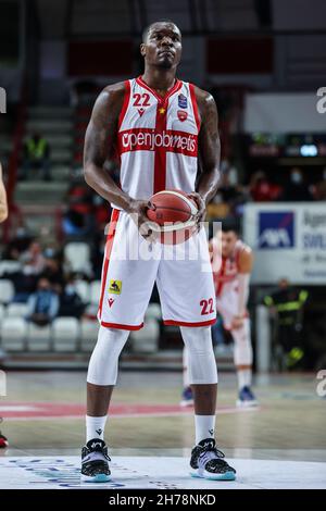 Jalen Jones #22 di Pallacanestro Varese OpenJobMetis in azione durante il basket italiano LBA Lega Basket Una gara stagionale regolare 2021/22 tra OpenJobMetis Varese e Bertram Derthona Basket Tortona all'Enerxenia Arena di Varese, Italia, il 20 novembre 2021 Foto Stock