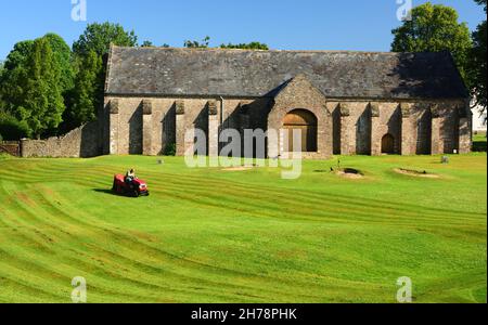 Falciare l'erba al campo da golf Torre Abbey, di fronte al granaio spagnolo, Torquay, South Devon. Foto Stock