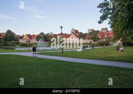VISBY GOTLAND Almedalen luogo per i politici svedesi discorso estivo in idillio turistico durante la settimana dei politici Foto Stock