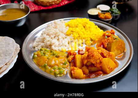 Cibo etnico indiano Vegetarian Thali Foto Stock