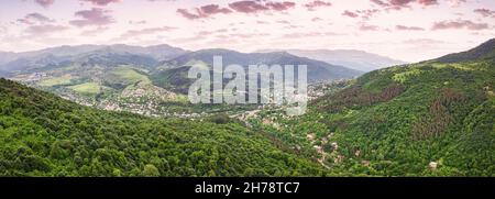 Vista aerea panoramica della famosa località termale di Dilijan in Armenia circondata da fitte foreste nelle montagne del Caucaso Foto Stock