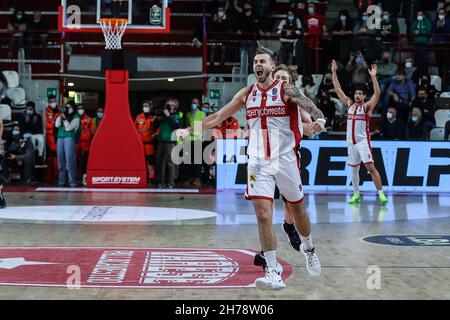 Paulius Sorokas #9 di Pallacanestro Varese OpenJobMetis celebra la vittoria al termine della partita durante il basket italiano LBA Lega Basket A. Foto Stock