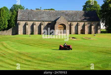 Falciare l'erba al campo da golf Torre Abbey, di fronte al granaio spagnolo, Torquay, South Devon. Foto Stock