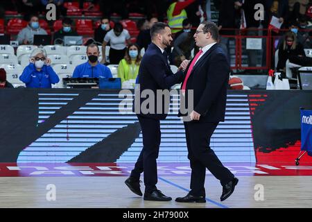 Adriano Vertemati Capo Coach di Pallacanestro Varese OpenJobMetis e Marco Ramondino Capo Coach di Bertram Dutthona Basket Tortona durante l'italiano Foto Stock