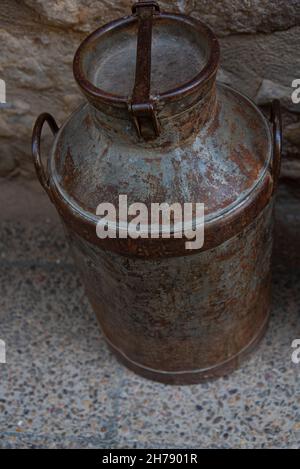 il latte d'antiquariato sgranata di diverse dimensioni e colori Foto Stock