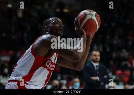 Jalen Jones #22 di Pallacanestro Varese OpenJobMetis in azione durante il basket italiano LBA Lega Basket Una gara stagionale regolare 2021/22 tra OpenJobMetis Varese e Bertram Derthona Basket Tortona all'Enerxenia Arena di Varese, Italia, il 20 novembre 2021 Foto Stock