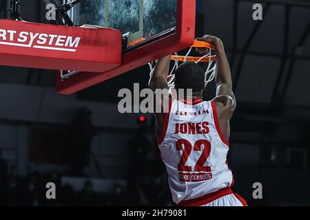 Jalen Jones #22 di Pallacanestro Varese OpenJobMetis in azione durante il basket italiano LBA Lega Basket Una gara stagionale regolare 2021/22 tra OpenJobMetis Varese e Bertram Derthona Basket Tortona all'Enerxenia Arena di Varese, Italia, il 20 novembre 2021 Foto Stock