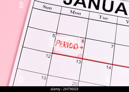 Concetto di periodo femminile con data di calendario con inizio periodo contrassegnato con parola rossa Foto Stock