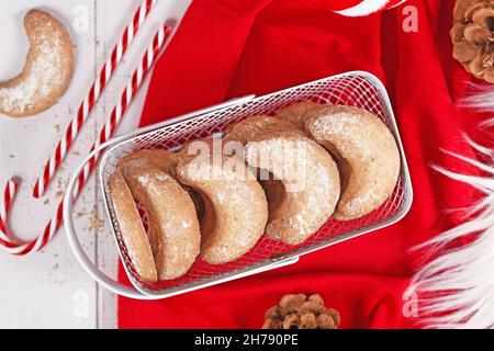 Vista dall'alto dei biscotti natalizi scescenti chiamati 'Vanillekipferl', un tradizionale biscotto natalizio austriaco o tedesco con noci e zucchero a velo Foto Stock