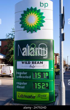 Il prezzo del carburante è caro in un distributore di benzina BP a Southend on Sea, Essex, Regno Unito. I prezzi dei carburanti hanno raggiunto un livello record nel Regno Unito nel novembre 2021 Foto Stock