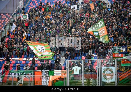 Tifosi di Venezia durante il Bologna FC vs Venezia FC, una partita di calcio italiana a Bologna, novembre 21 2021 Foto Stock