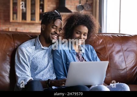 Felice giovane coppia afroamericana che usa il computer. Foto Stock
