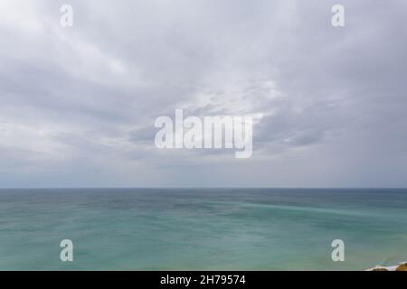 mare con cielo nuvoloso senza nient'altro, vista dal mare dell'oman in chabahar, provincia del baluchistan, iran Foto Stock